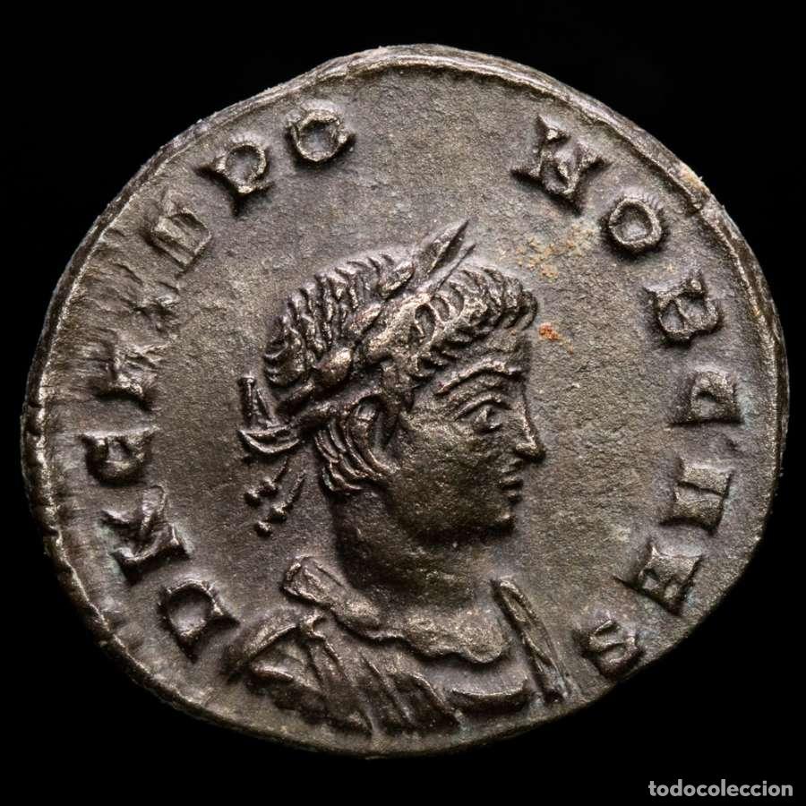 Monedas Imperio Romano: Crispo Cesar Lugdunum VICTORIAE LAETAE Cautivos en exergo (872)
