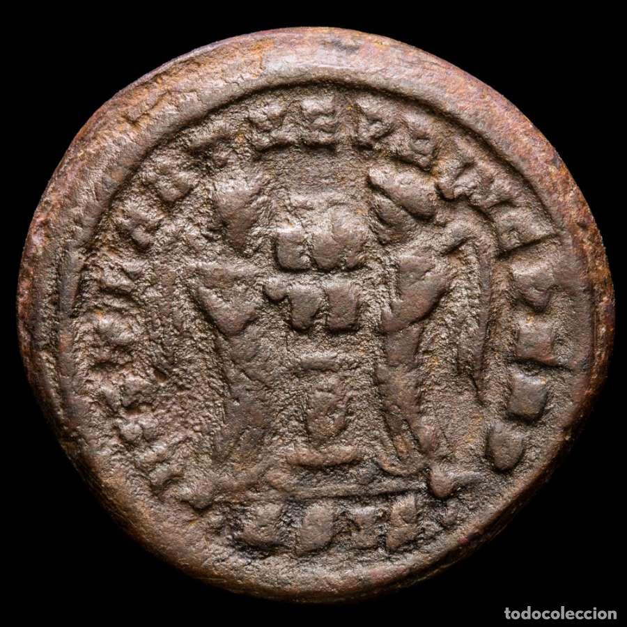 Monedas Imperio Romano: Constantino I, folli de estilo barbaro. Dos Victorias / &bull;ASIS&bull;