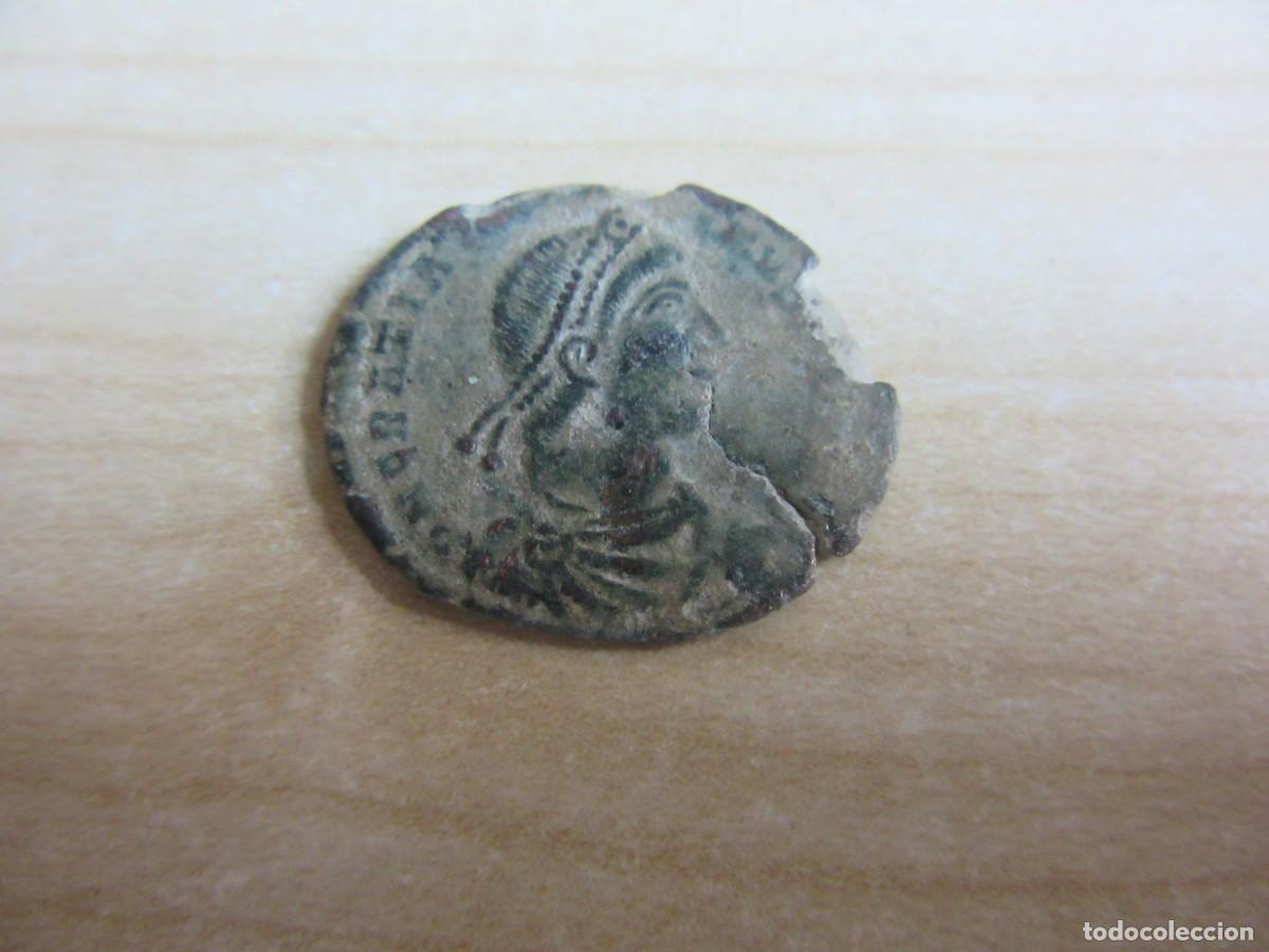 Monedas Imperio Romano: Maiorina de Graciano 378-283 Reverso Emperador con Victoria dando la mano a Mujer Ceca CON D 2,3 cm