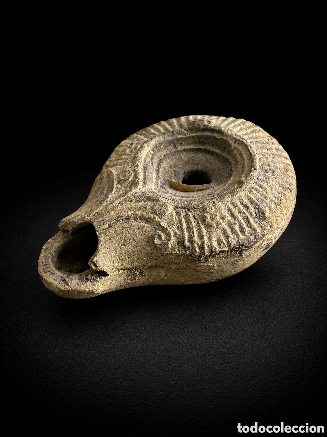 Monedas Imperio Romano: Lucerna de la &eacute;poca romana imperial en terracota decorada alrededor siglo III