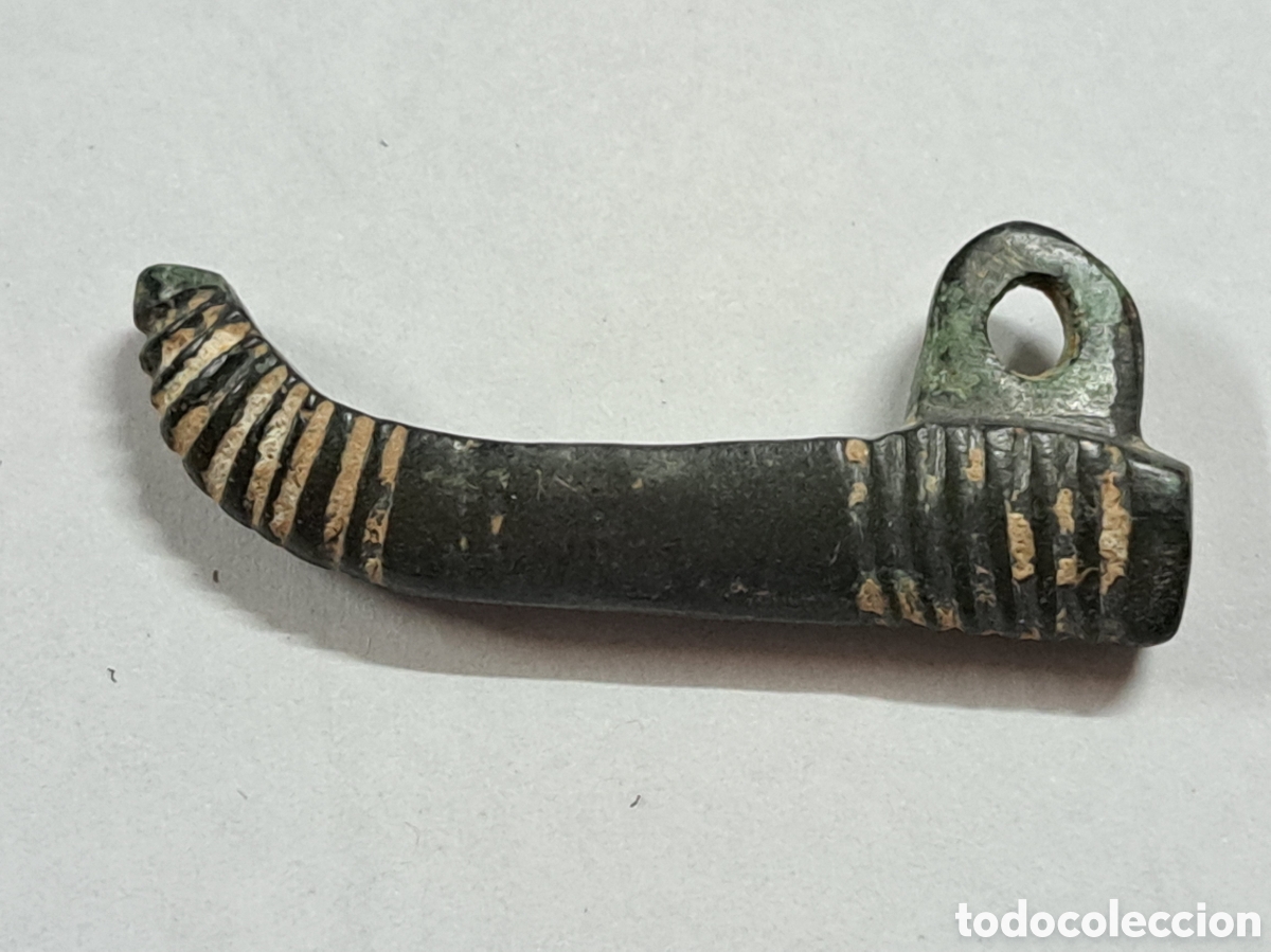 Monedas Imperio Romano: Colgante falico de bronce labrado de la &eacute;poca romana imperial alrededor siglo IV