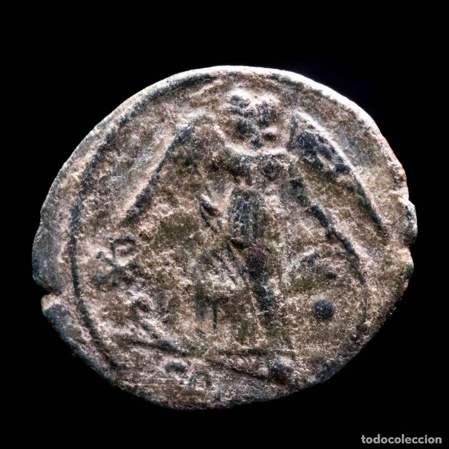 Monedas Imperio Romano: Rara Constantinopolis 1/2 follis. Arles Chi-Rho. Victoria. (3297)