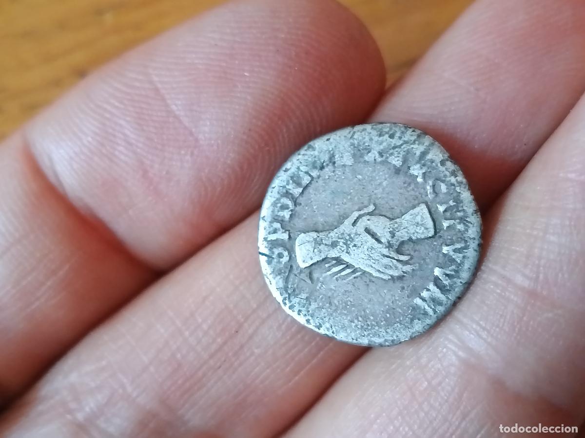Monedas Imperio Romano: Escaso denario de plata maciza de Nerva