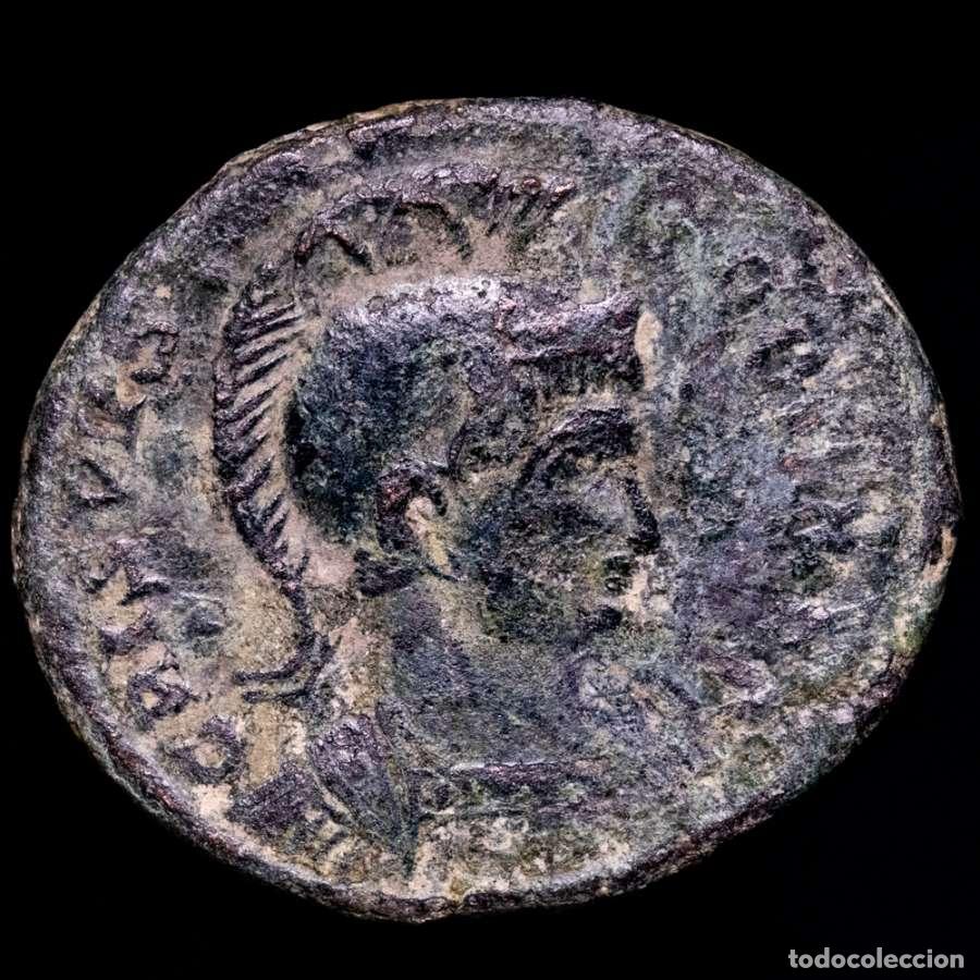 Monedas Imperio Romano: Crispo - Follis de Trier 320 dC. VIRTVS EXERCIT Cautivos y trofeo.