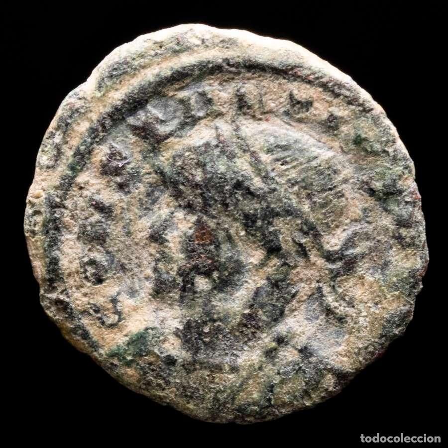 Monedas Imperio Romano: Constancio II, follis de estilo Barbaro GLORIA EXERCITVS.