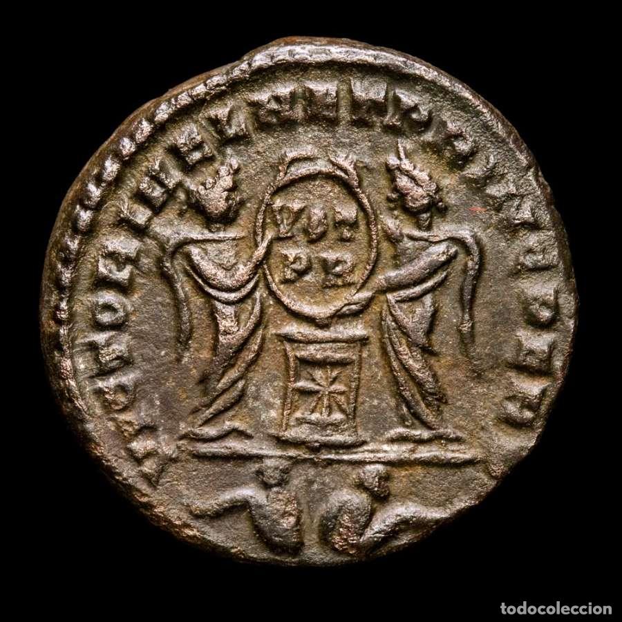 Monedas Imperio Romano: Constantino I &AElig; Follis Lugdunum Dos Victorias // Cautivos en exergo