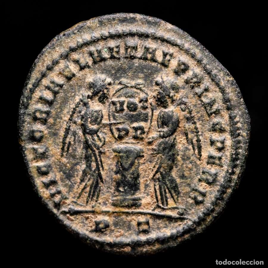 Monedas Imperio Romano: Constantino I con casco follis. Ticinum PT. Victorias. VOT PR.