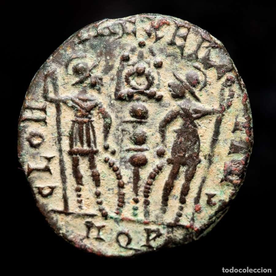 Monedas Imperio Romano: Constancio II 1/2 follis. Aquilea. AQP. GLORIA EXERCITVS. Escasa.
