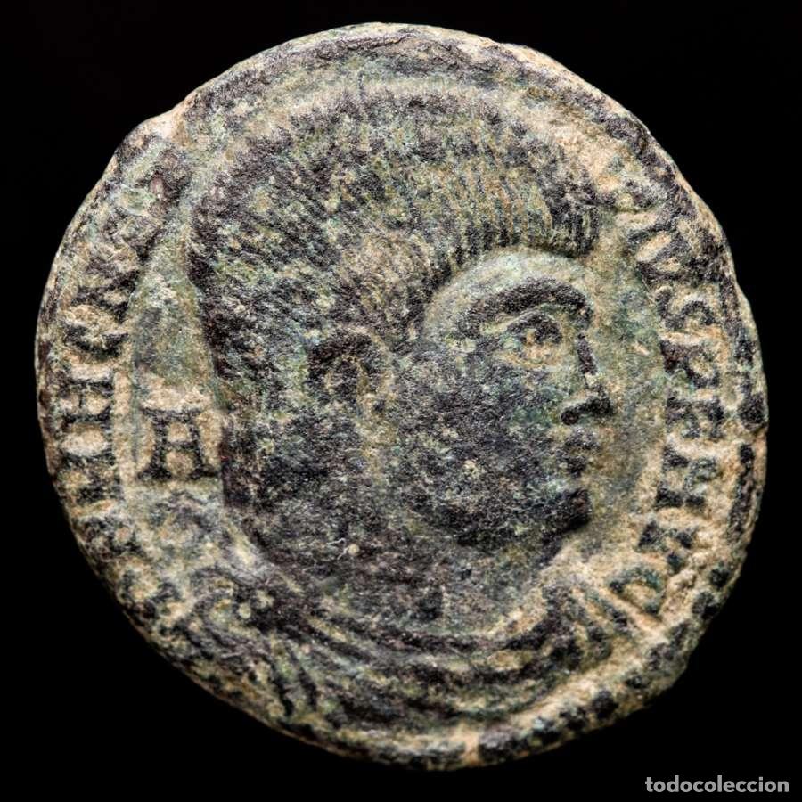 Monedas Imperio Romano: Magnencio AE21. Lugdunum. RSLG. GLORIA ROMANORVM. Jinete. B&aacute;rbaro.