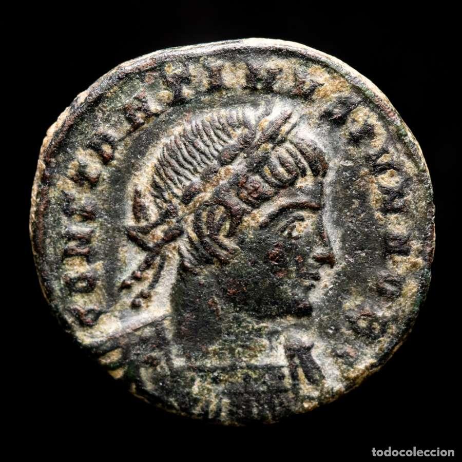 Monedas Imperio Romano: Constantino II, follis, bronce. Arles. GLORIA EXERCITVS * / SCONST