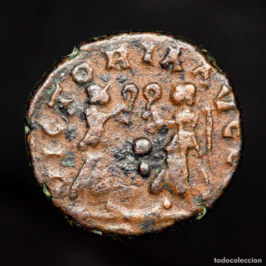 Monedas Imperio Romano: Teodosio I (379-395 dC) nummus, bronce, VICTORIA AVGGG ⠅Victorias