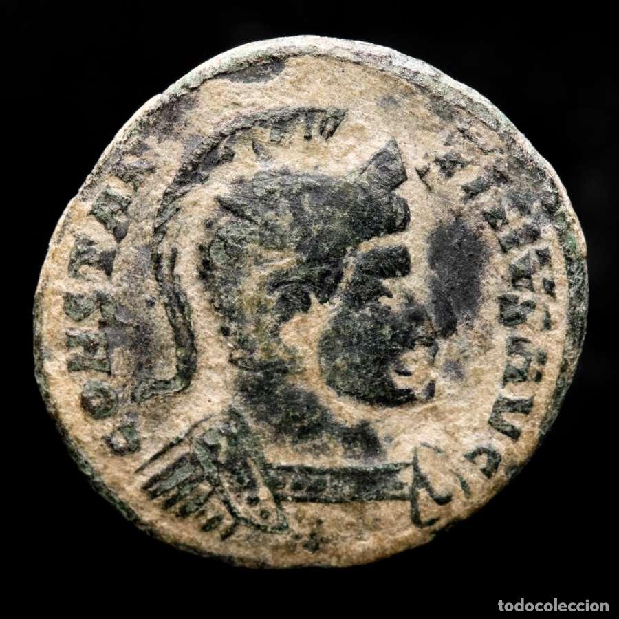 Monedas Imperio Romano: Follis de Constantino I con casco trier. PTR BEATA TRANQVLITAS Altar