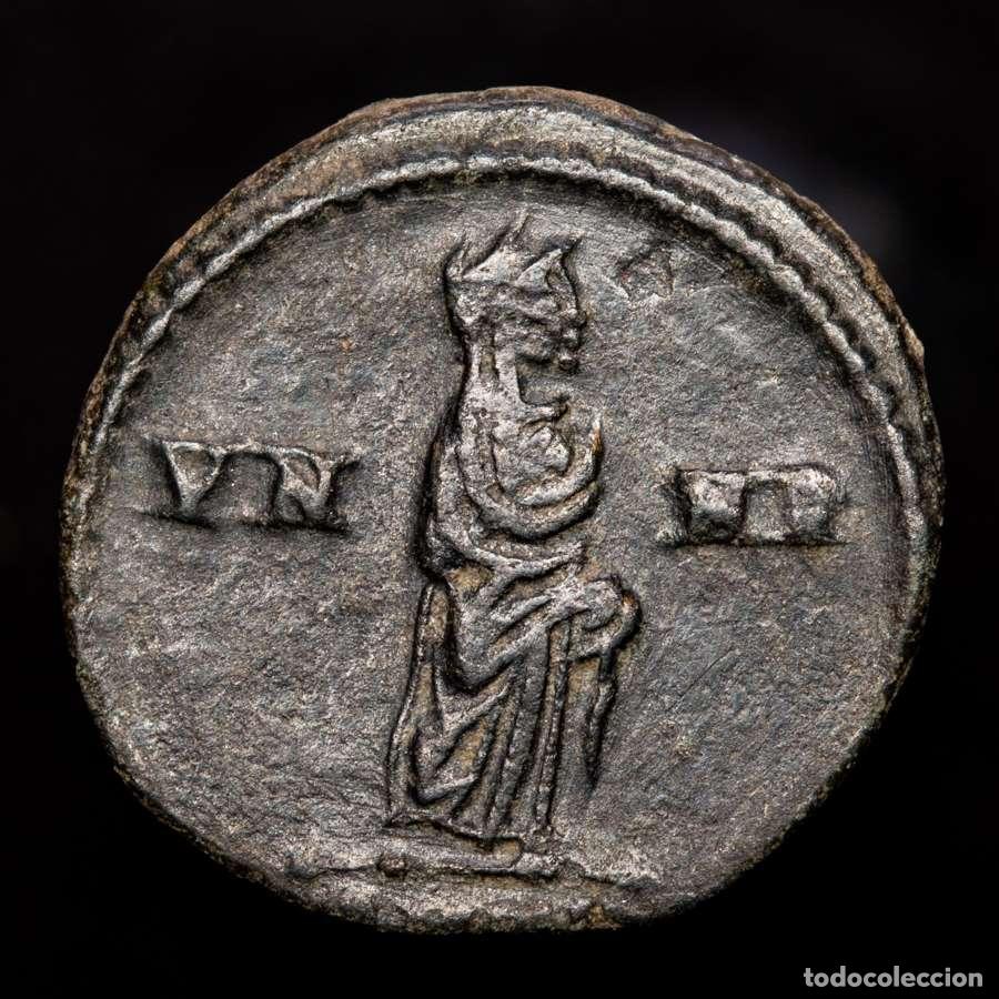 Monedas Imperio Romano: Divo Constantino I postumo velado (337-340 dC), 1/2 follis. VN-MR.