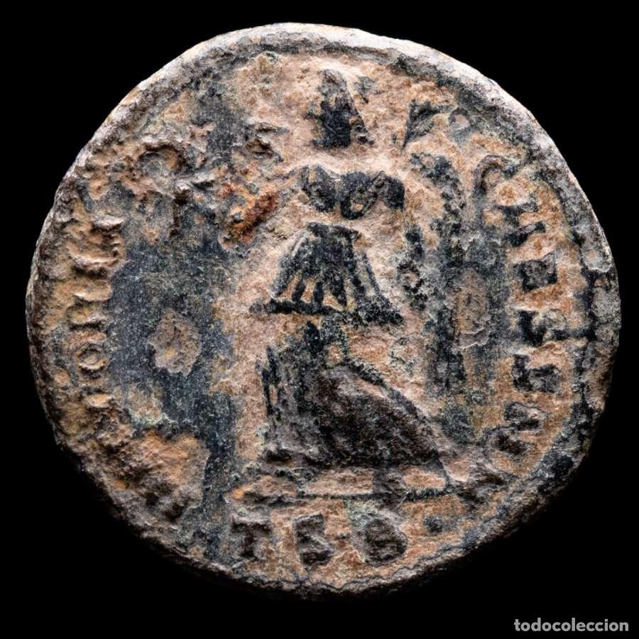 Moedas Imp&eacute;rio Romano: Constantino II, C&eacute;sar, Follis Tesalonica. VICTORIA CAESS NN / TS&bull;B&bull;