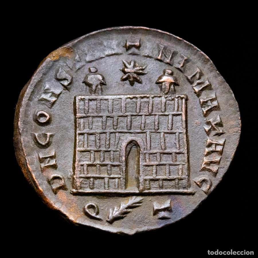 Moedas Imp&eacute;rio Romano: Constantino I, Follis. Ticinum 326 dC. DN CONSTANTINI MAX AVG / QT