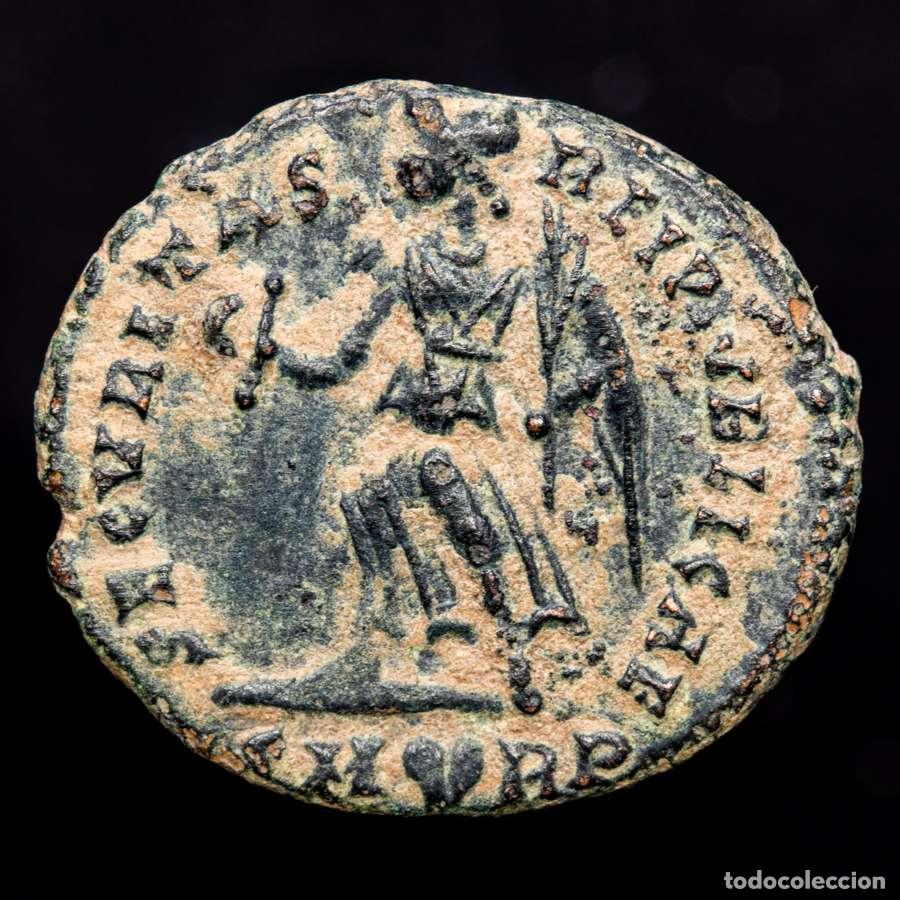 Moedas Imp&eacute;rio Romano: Valente (364-378 d.C.) AE18, Roma. SECVRITAS REIPVBLICAE. SM RP