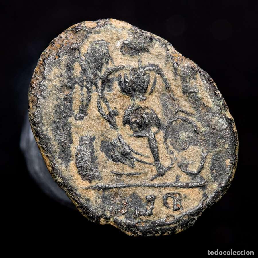 Monedas Imperio romano: Constantinopolis, 1/2 Follis, Conmemorativa, Victoria. PLG invertida
