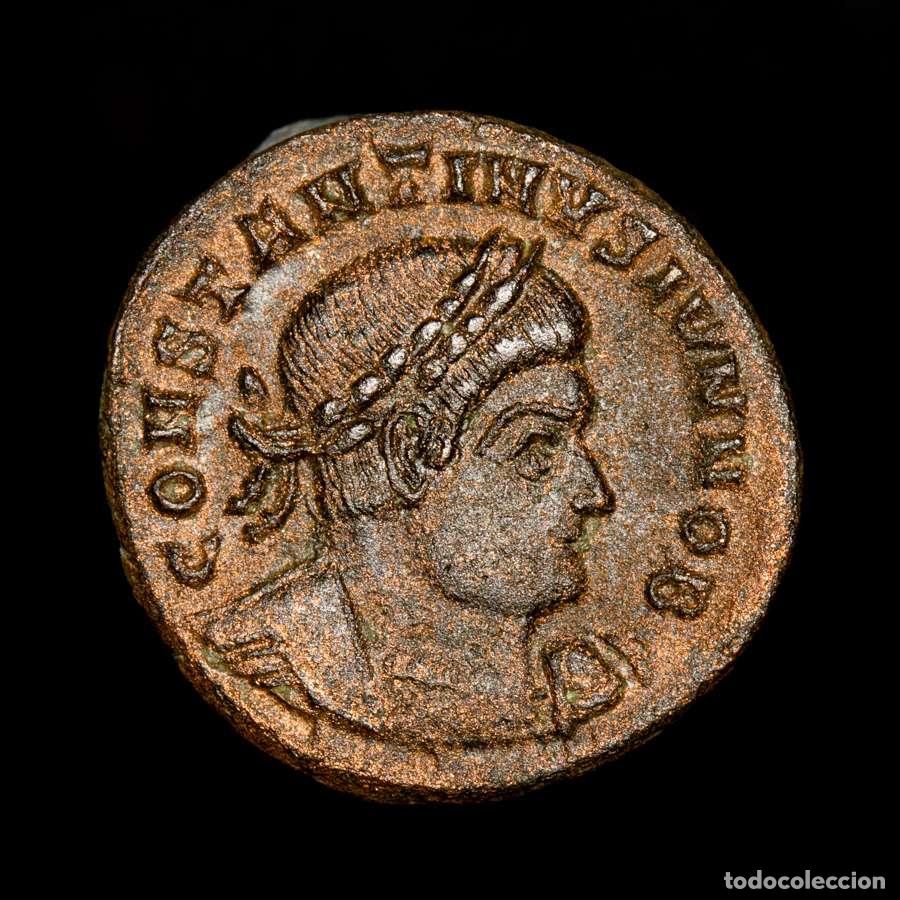 Monedas Imperio romano: Constantino II Cesar follis bronce Lugdunum GLORIA EXERCITVS (9096)