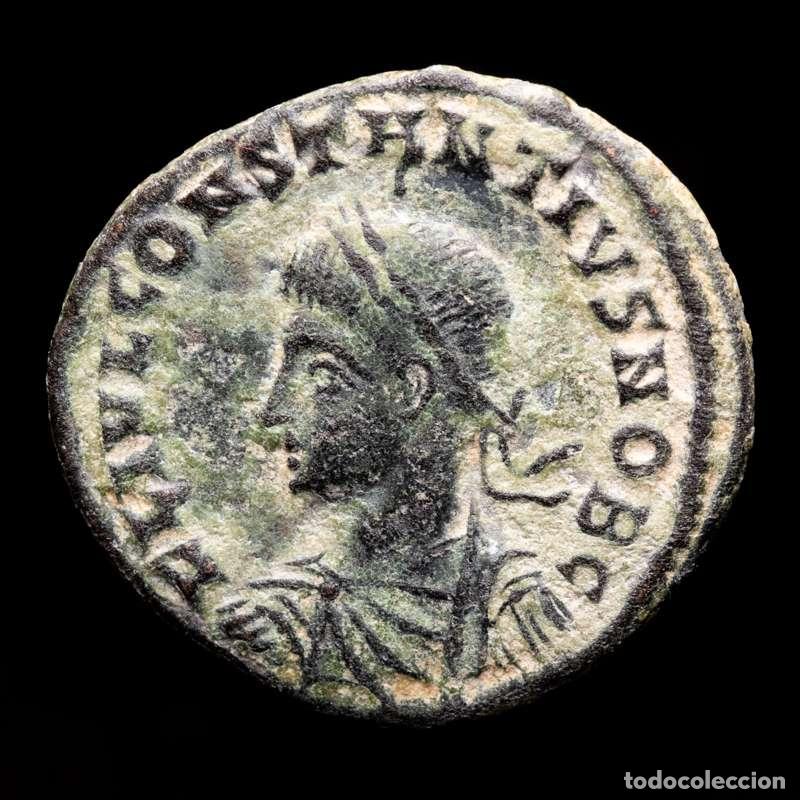 Monedas Imperio romano: Constancio II, follis. Nicomedia. NB&middot;.Puerta de campamento. Muy raro