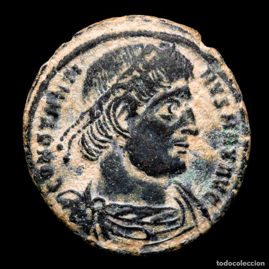 Monedas Imperio romano: Constantino I, follis. Arles.GLORIA EXERCITVS / SCONST guirnalda.