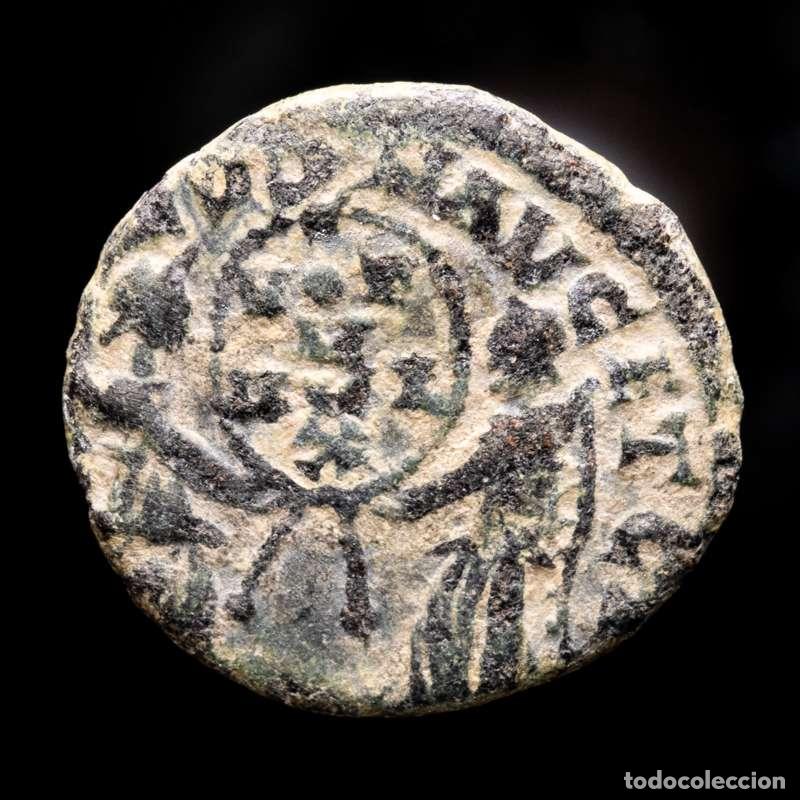 Monedas Imperio romano: Peque&ntilde;o bronce imitativo con reverso de las Victorias de Magnencio