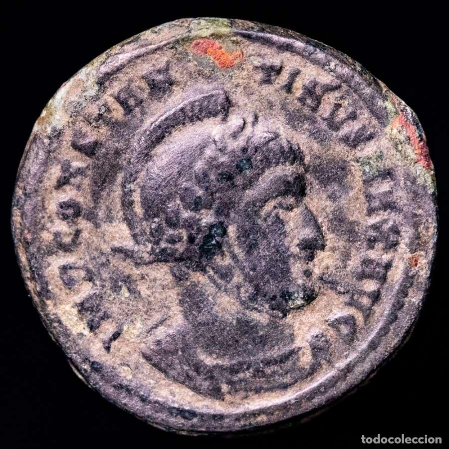 Monedas Imperio romano: Constantino I. Follis Ticinum VICTORIAE LAETAE PRINC PERP TT