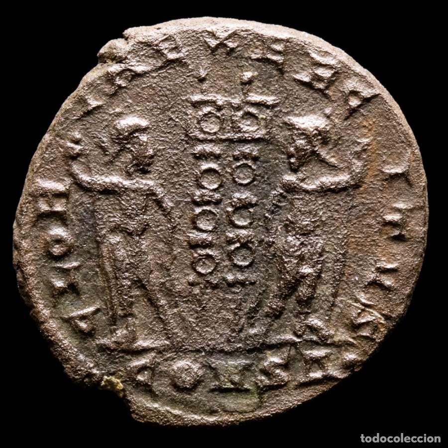 Monedas Imperio romano: Constantino I follis. Constantinopla. GLORIA EXERCITVS / CONS&Delta;&bull;