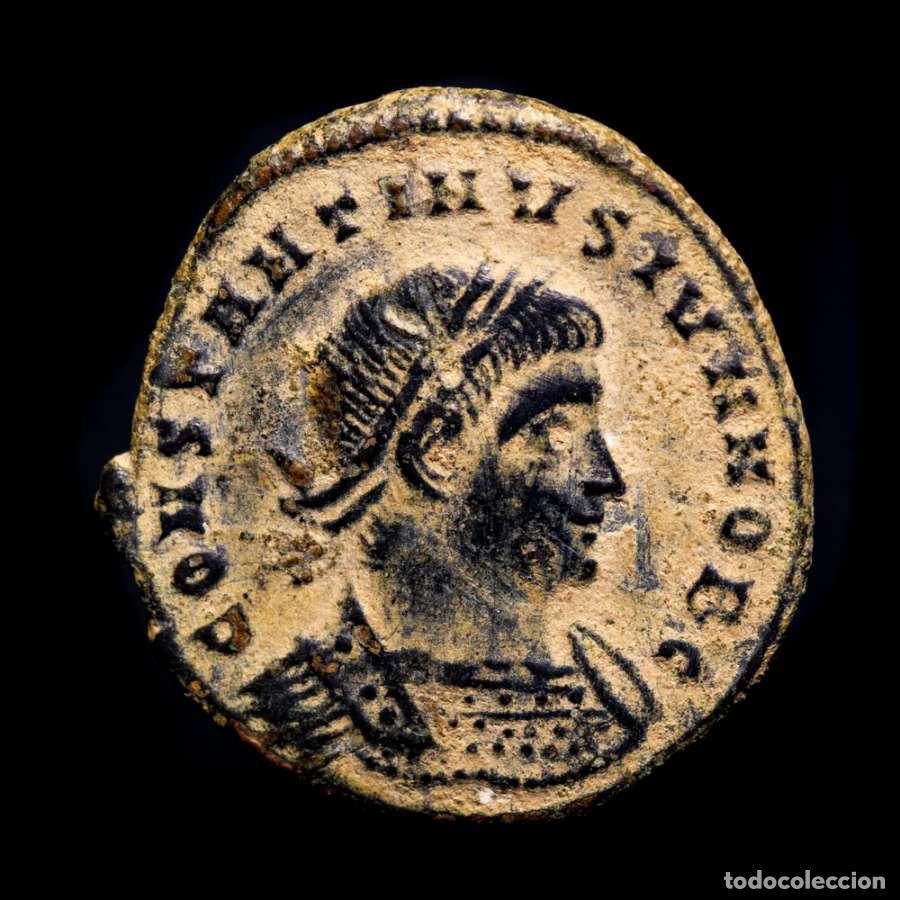 Monedas Imperio romano: Constantino II Cesar follis de Roma GLORIA EXERCITVS / RFS (7339)