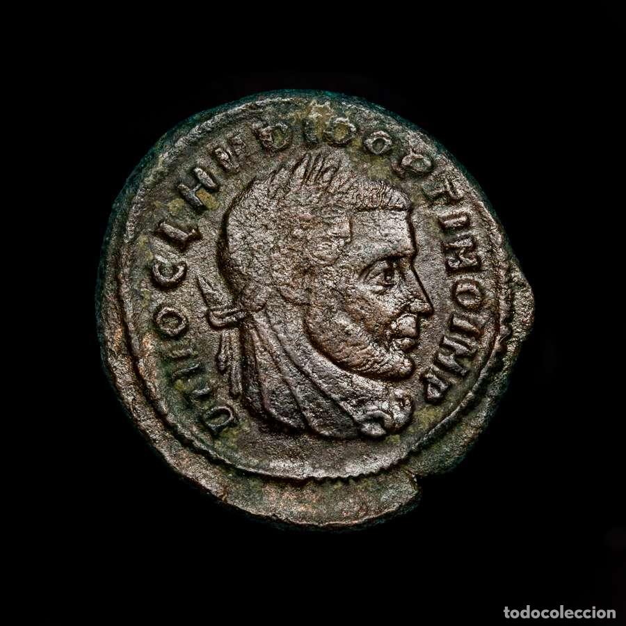 Monedas Imperio romano: Constantino I. DIVO CLAVDIO series. REQVIES OPTIMOR MERIT / RT Roma