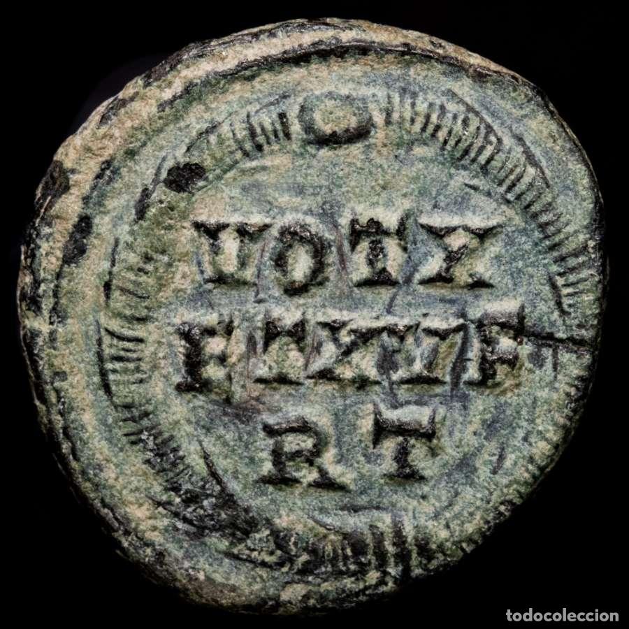 Monedas Imperio romano: Constantino I - &AElig; Follis. Roma, 320 d.C. VOT X ET XV F / RT corona