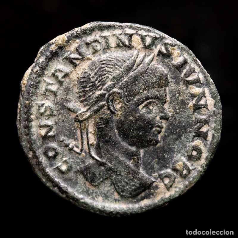Monedas Imperio romano: Constantino II AE follis Arles CAESARVM NOSTRORVM/VOT&middot;V / Q ◡ A