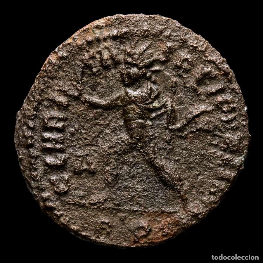 Monedas Imperio romano: Constantino II AE follis. 318 dC CLARITAS REIPVB R-P Sol. Escaso.