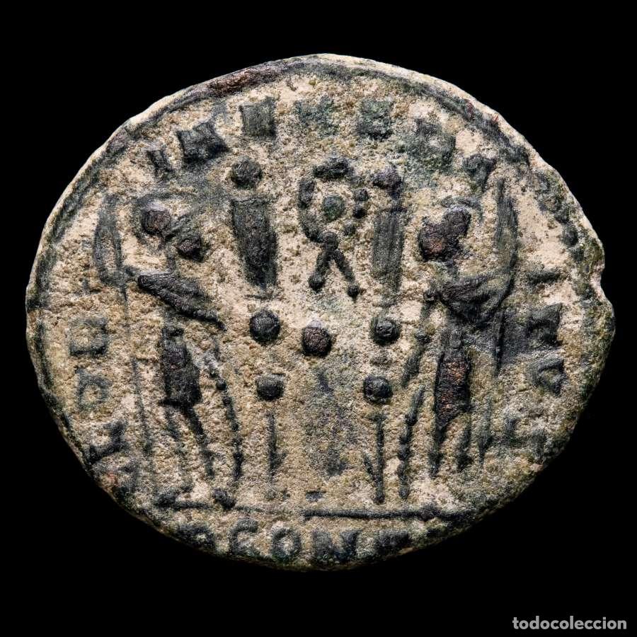 Monedas Imperio romano: Constantino I Follis Corona punto entre estandartes / PCONS&Gamma; Arles