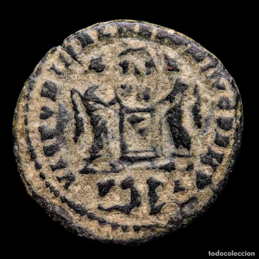 Monedas Imperio romano: Constantino I (307-337) AE follis, Lyon, cautivos en exergo.