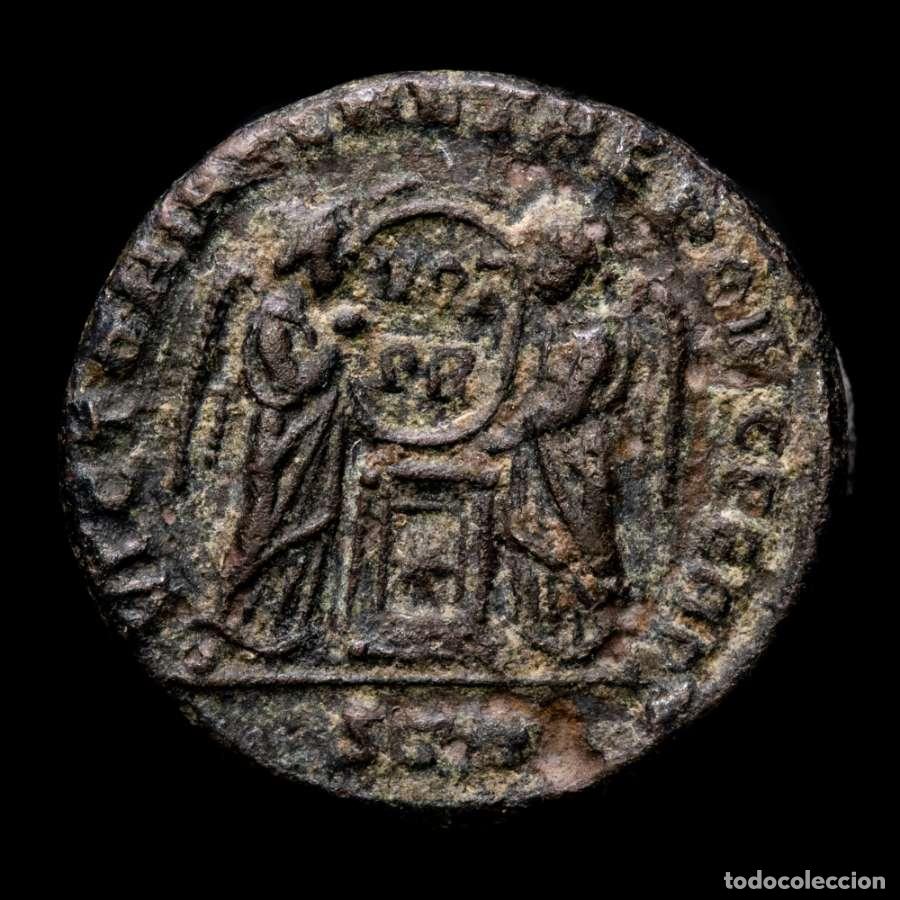 Monedas Imperio romano: Constantino I Follis - VICTORIAE LAETAE PRINC - ✩ en altar. Trier