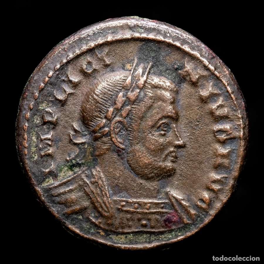 Monedas Imperio romano: Escaso Licinio I - Follis de Trier - Emperador sobre aguila. 320 dC.