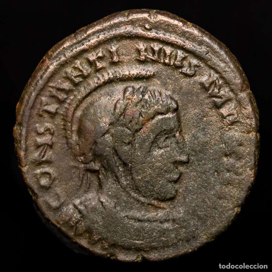 Monedas Imperio romano: Constantino I &AElig; Follis estilo barbaro VICTORIAE LAETAE P. P. (208)
