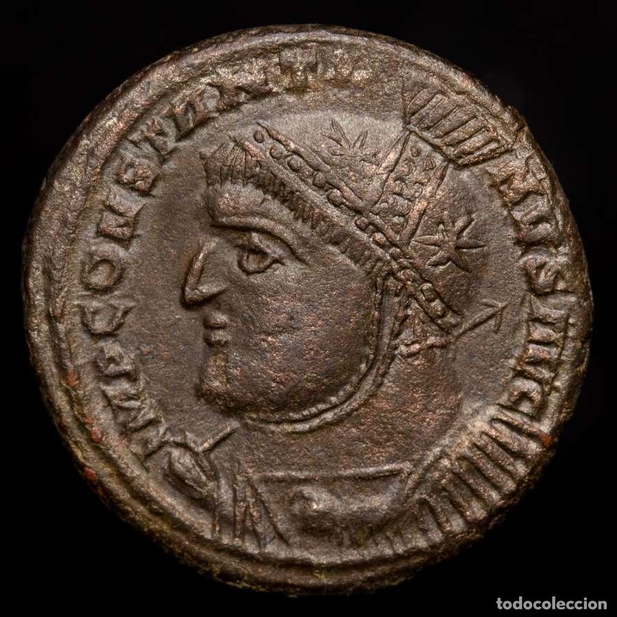 Monedas Imperio romano: Constantino I - Follis de estilo barbaro, Londres, dos Victorias.