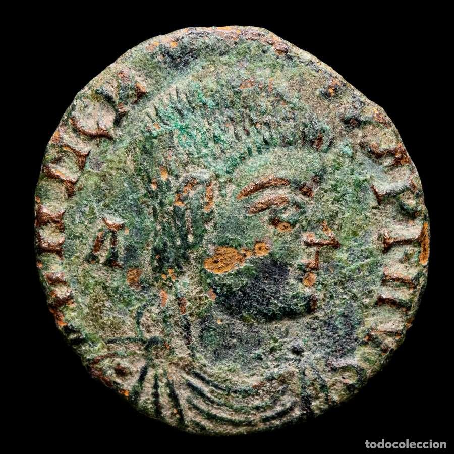 Monedas Imperio romano: Magnencio (350-353 dC) Maiorina de bronce. Estilo barbaro. (3935)