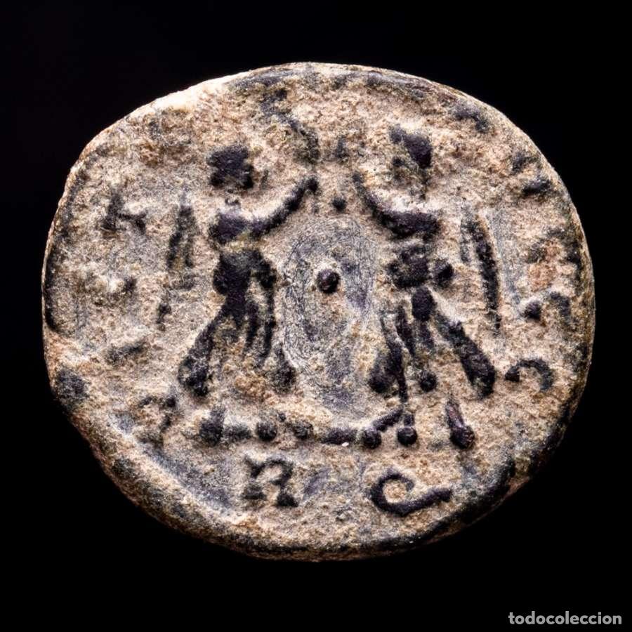 Monedas Imperio romano: Valentiniano I &AElig; Nummus, Roma. VICTORIA AVGG / RQ