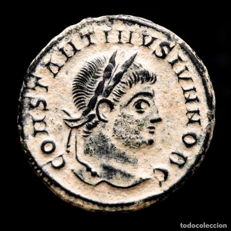 Monedas Imperio romano: Constantino II Cesar. Follis de Siscia. Vot X en corona de laurel.