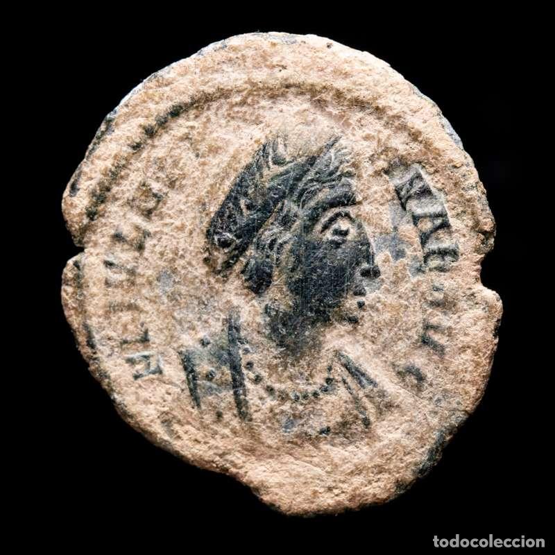 Monedas Imperio romano: Helena, Medio Follis PAX PVBLICA // CONSЄ&bull; emision postuma 330 D.C