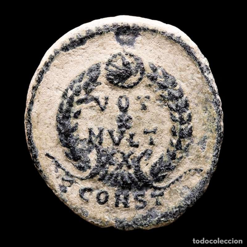 Monedas Imperio romano: Juliano II - Maiorina de Arles - VOT X MVLT XX, corona con aguila.