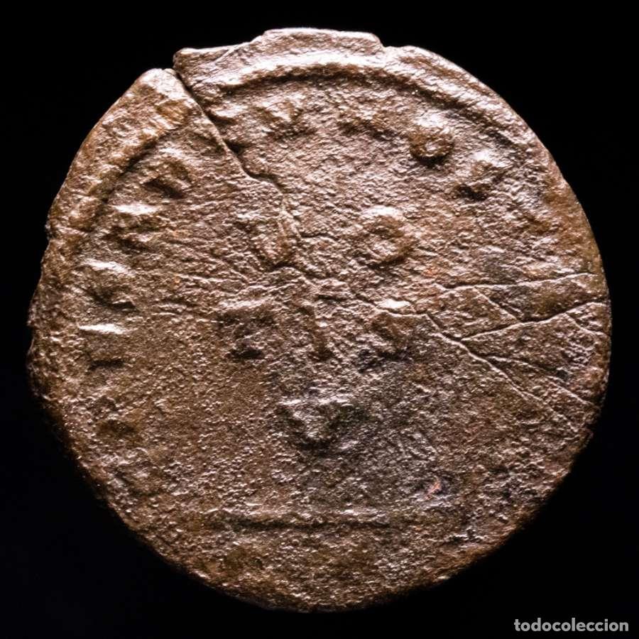 Monedas Imperio romano: Constantino II - Follis Arles CAESARVM NOSTRORVM / VOTIS V / Q &bull; A