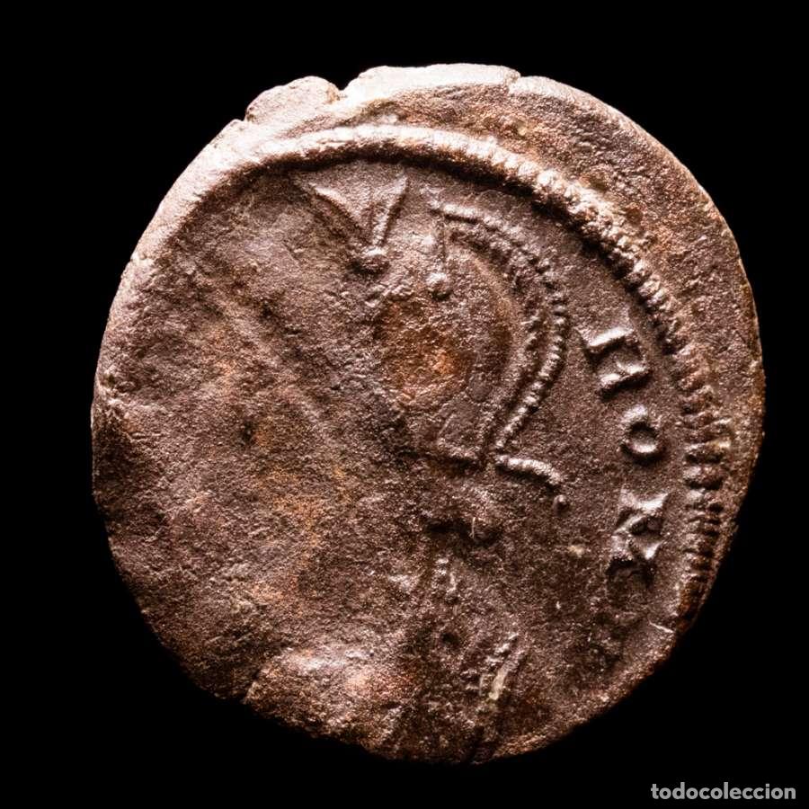 Monedas Imperio romano: URBS ROMA Follis conmemorativo Trier Loba, Romulo y Remo / TRP