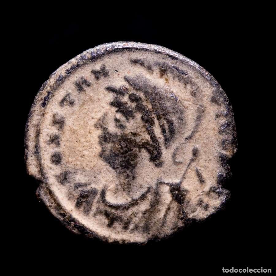 Monedas Imperio romano: CONSTANTINOPOLIS Follis Conmemorativo GLORIA EXERCITVS CONSZ (353)