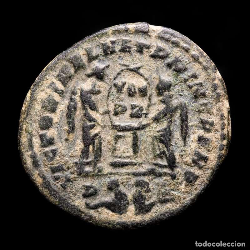 Monedas Imperio romano: Constantino II Cesar 317-37 follis Lugdunum PL Cautivos en exergo.