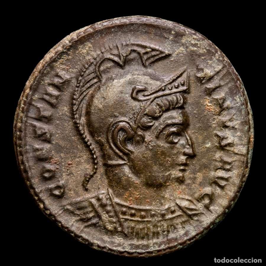 Monedas Imperio romano: Constantino I - Follis de Trier - VIRTVS EXERCIT / &bull;PTR cautivos.