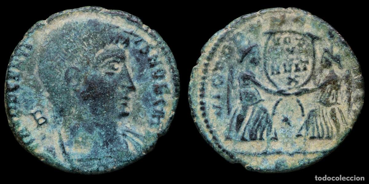 Monedas Imperio romano: Decentius Follis - VICTORIAE DD NN AVG ET CAE - 21 mm / 3,76 gr.