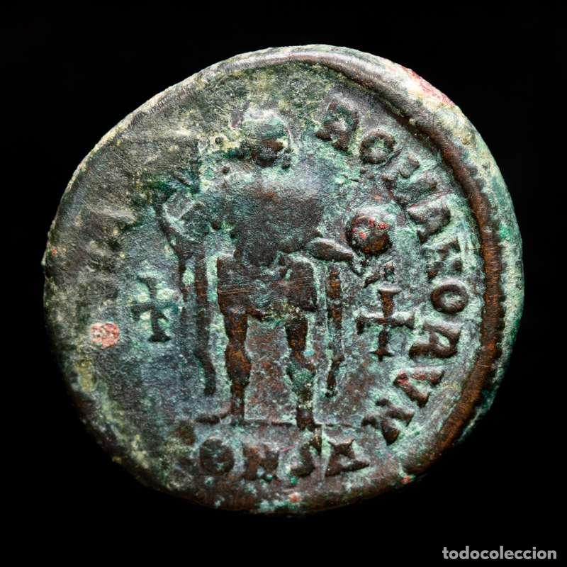 Monedas Imperio romano: Honorio (393-423 dC) Dos cruces en campo - Constantinopla